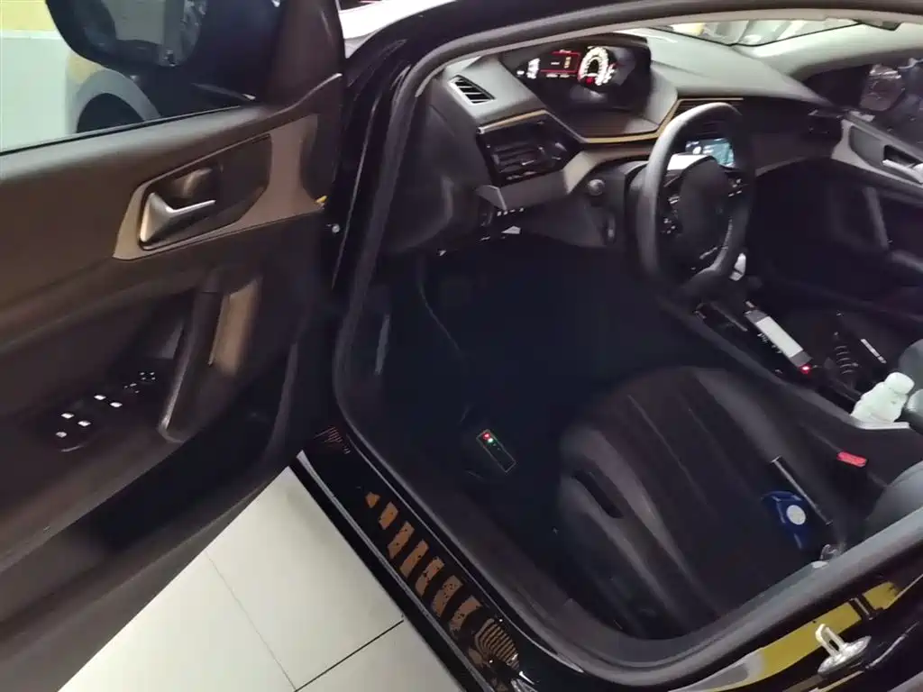 PEUGEOT 408