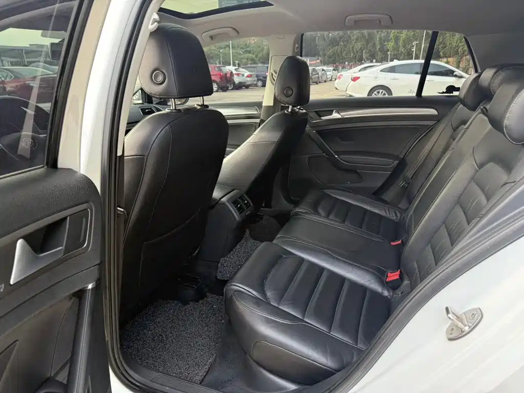 Фото 5 - Volkswagen Golf
