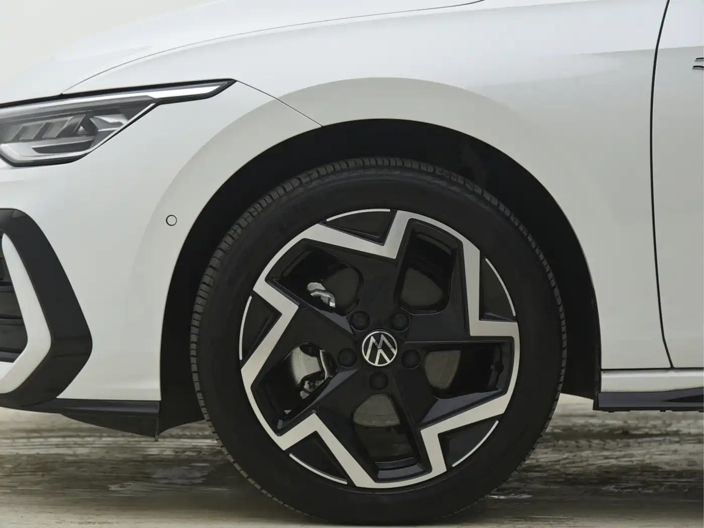 Volkswagen Golf 2025 300TSI R-Line фото 12