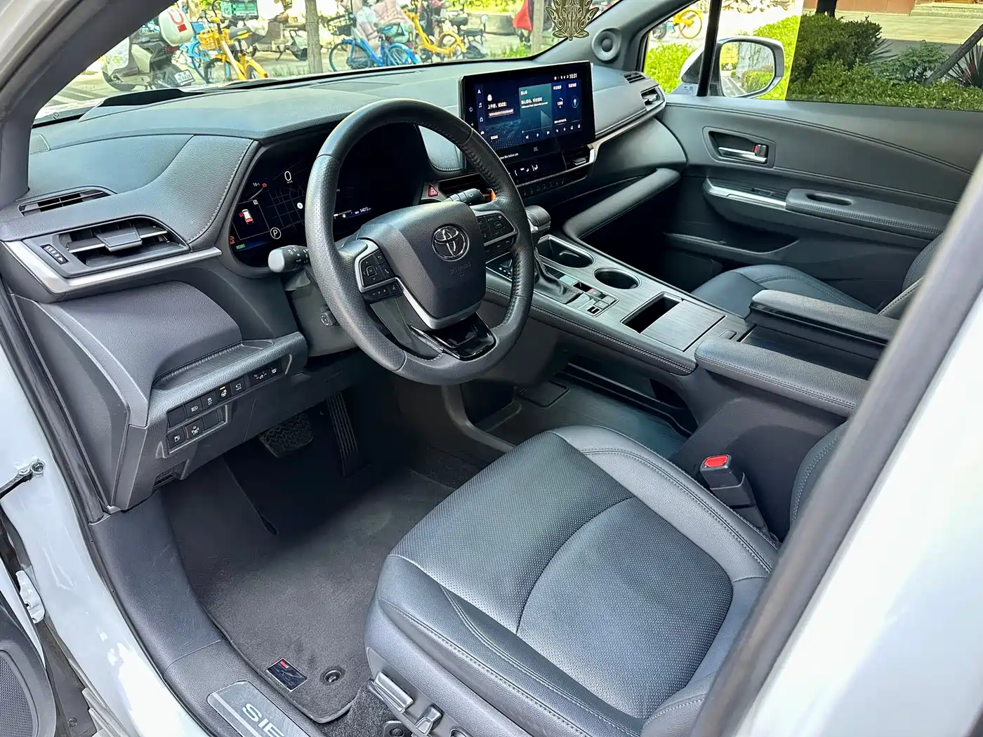 Toyota Sienna 2021 2.5L Hybrid Platinum Edition фото 10