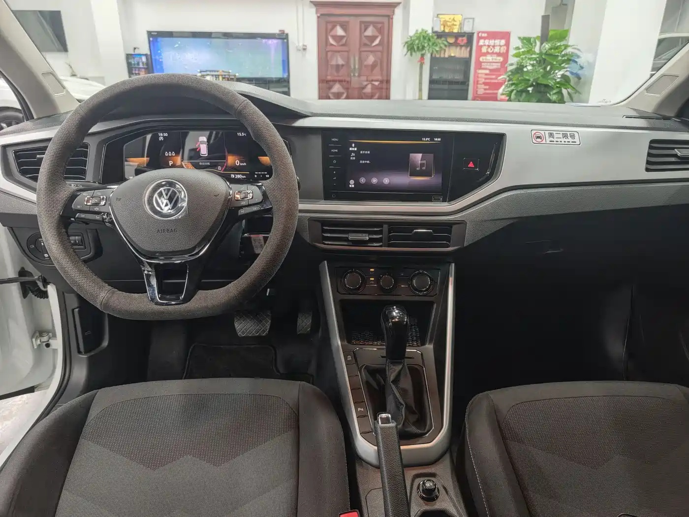 VOLKSWAGEN POLO