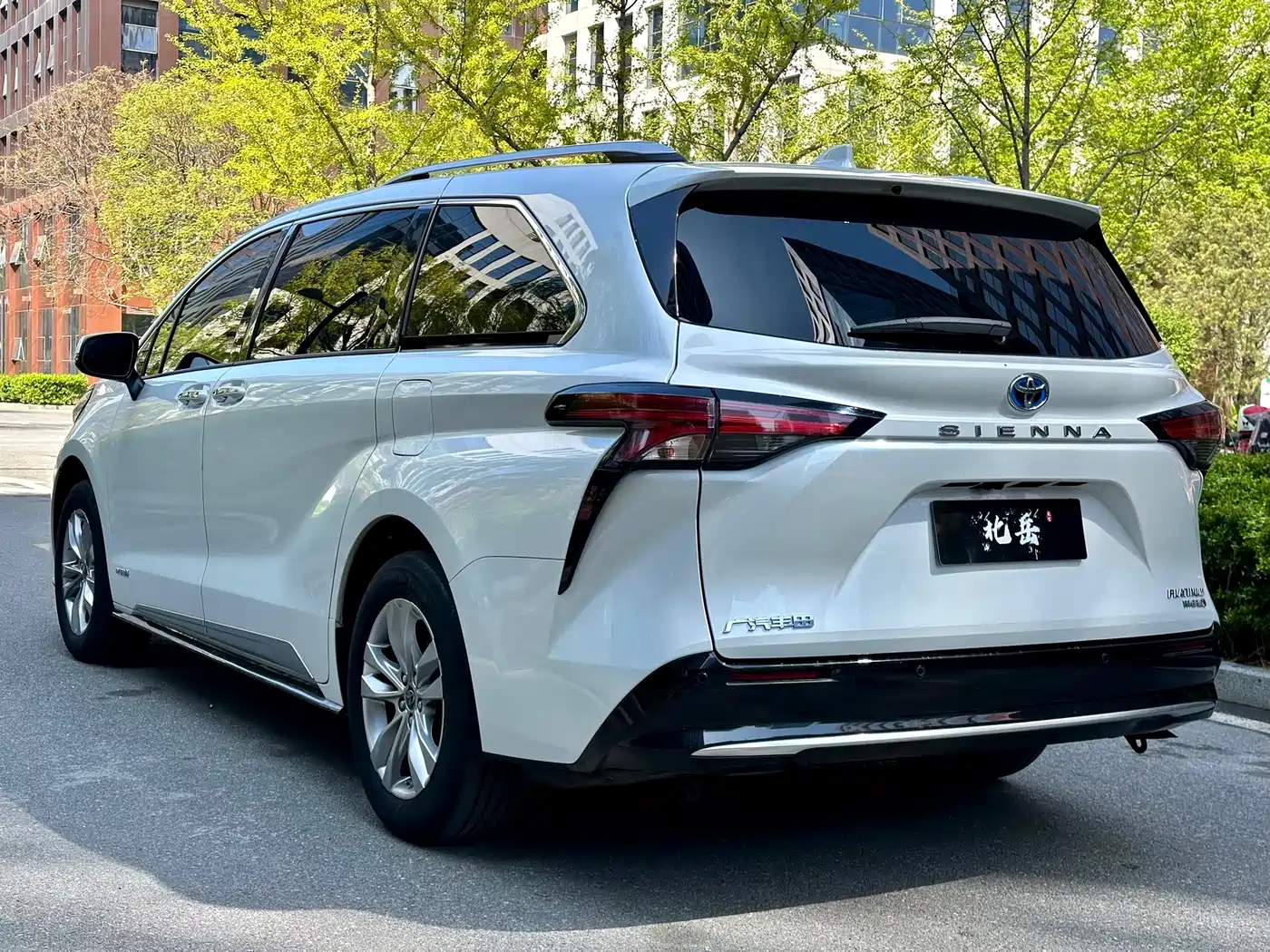 Toyota Sienna 2021 2.5L Hybrid Platinum Edition фото 5