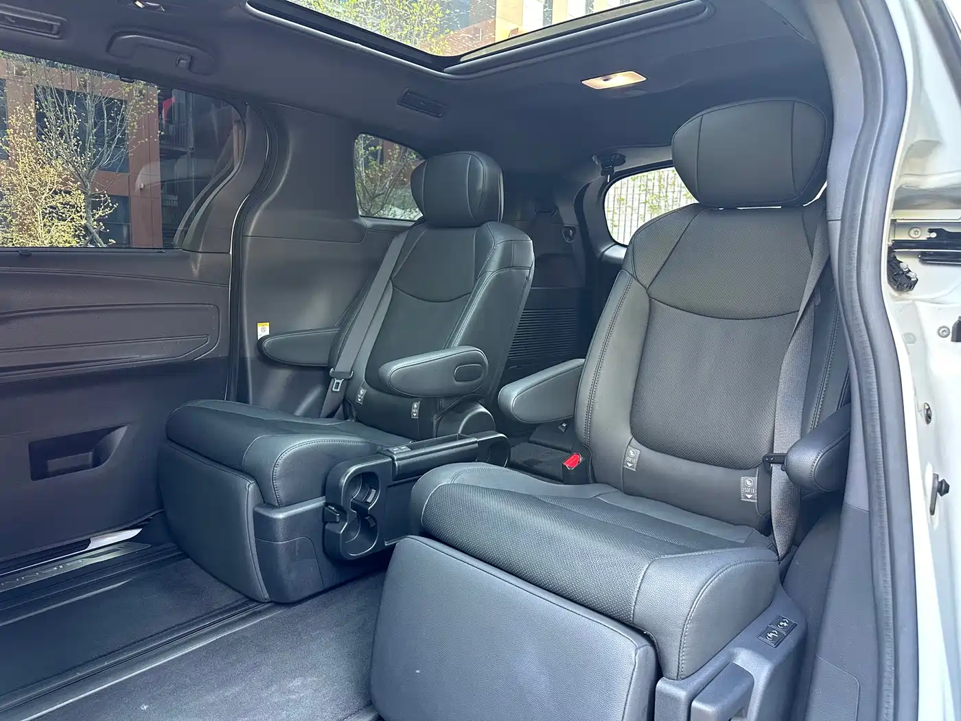 Toyota Sienna 2021 2.5L Hybrid Platinum Edition фото 14