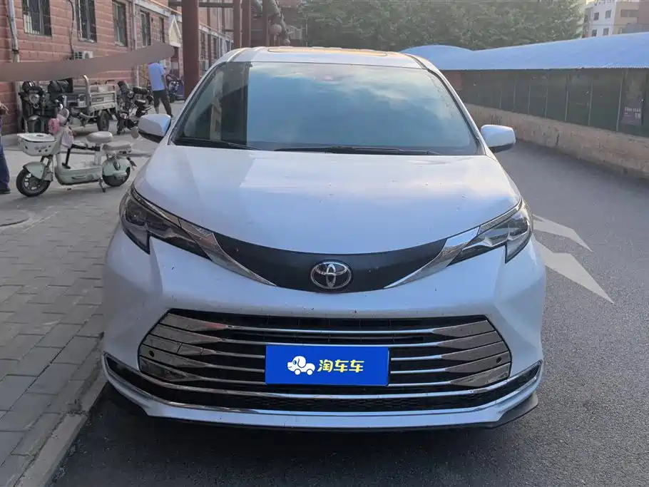 Toyota Sienna 2024 2.5L Hybrid Comfort Edition фото 2