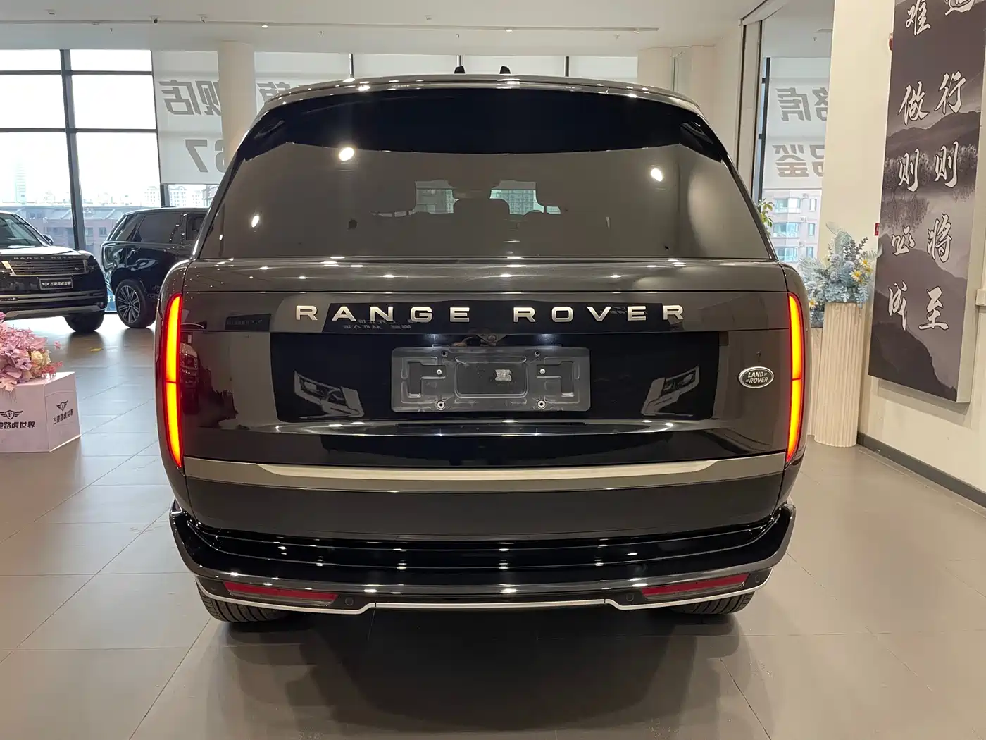Land Rover Range Rover 2024 3.0 L6 360PS Golden Age Edition фото 22