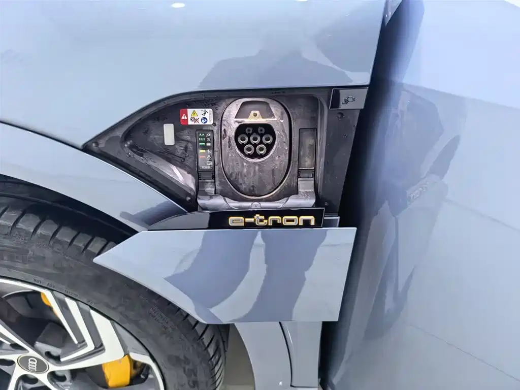 AUDI E TRON