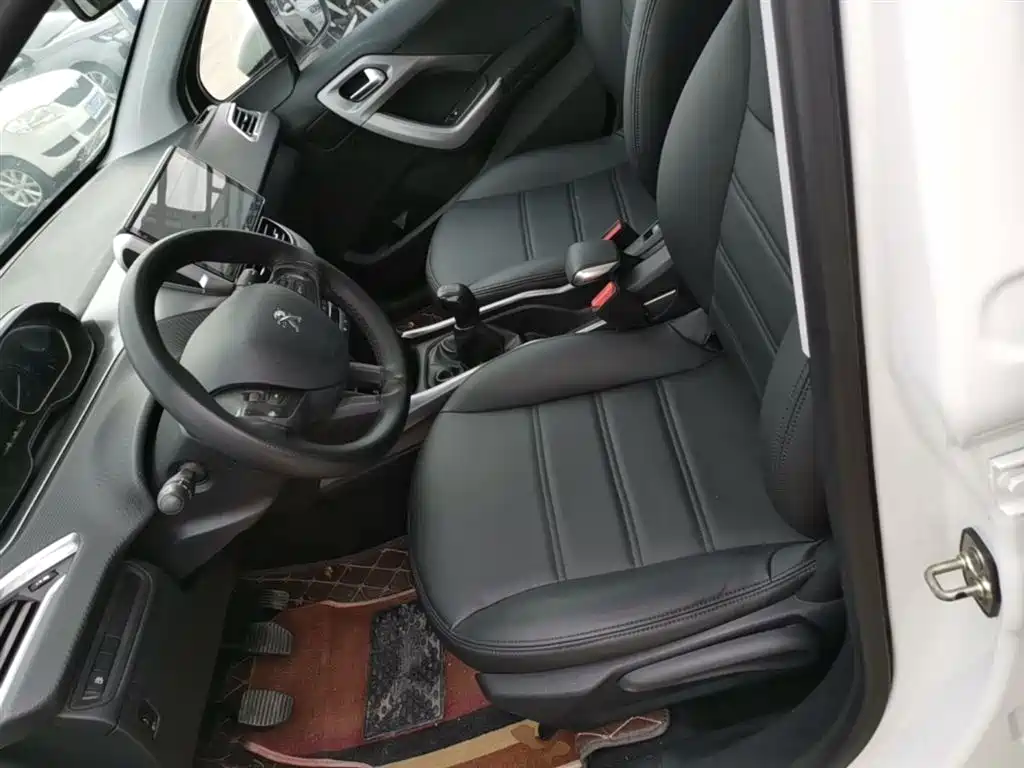 Peugeot 2008 2014 1.6L Manual Fashion Edition фото 15