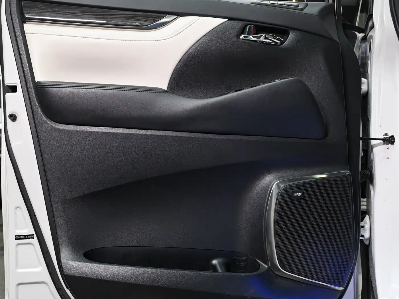 Lexus LM 2020 300h 4-Seat Imperial Edition фото 6