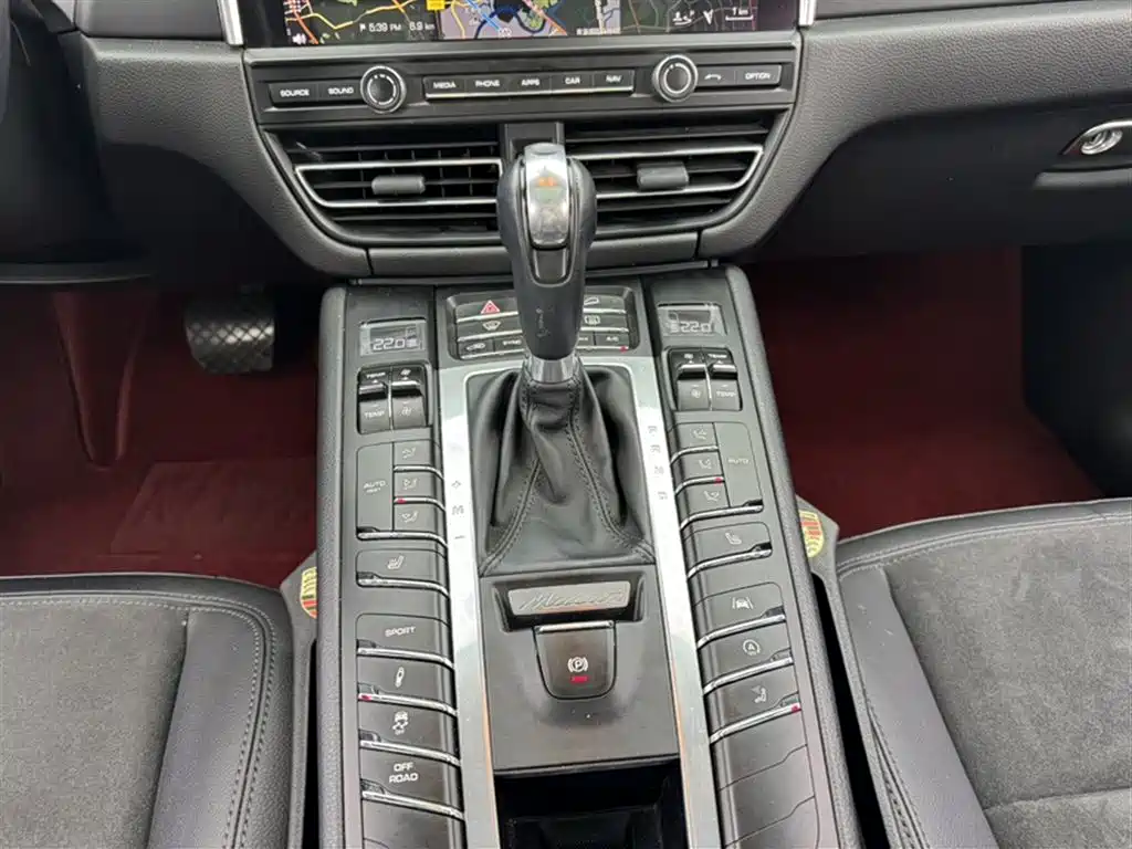 PORSCHE MACAN