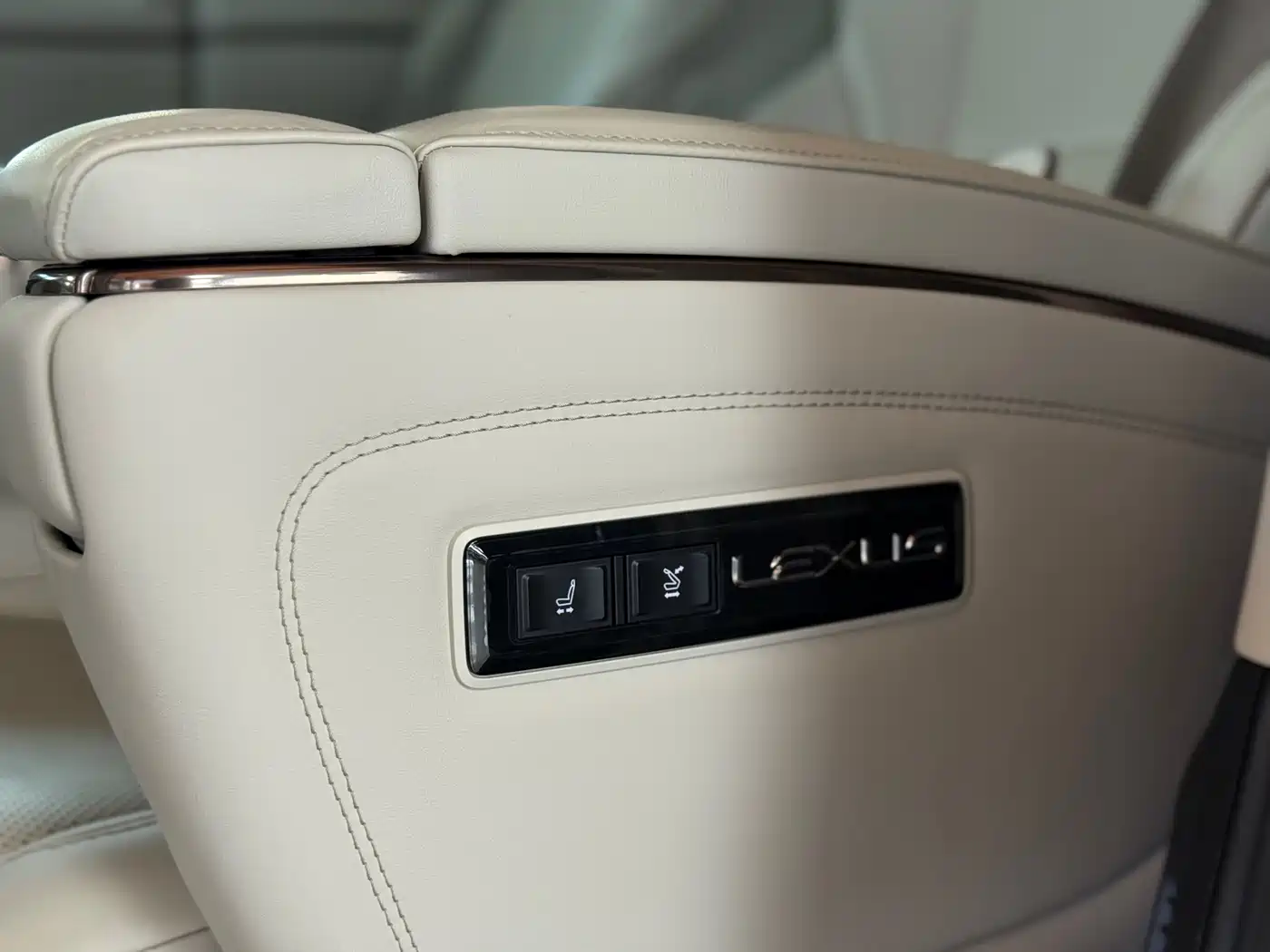 Lexus LM 2023 500h 6-Seater Prestige Edition фото 17