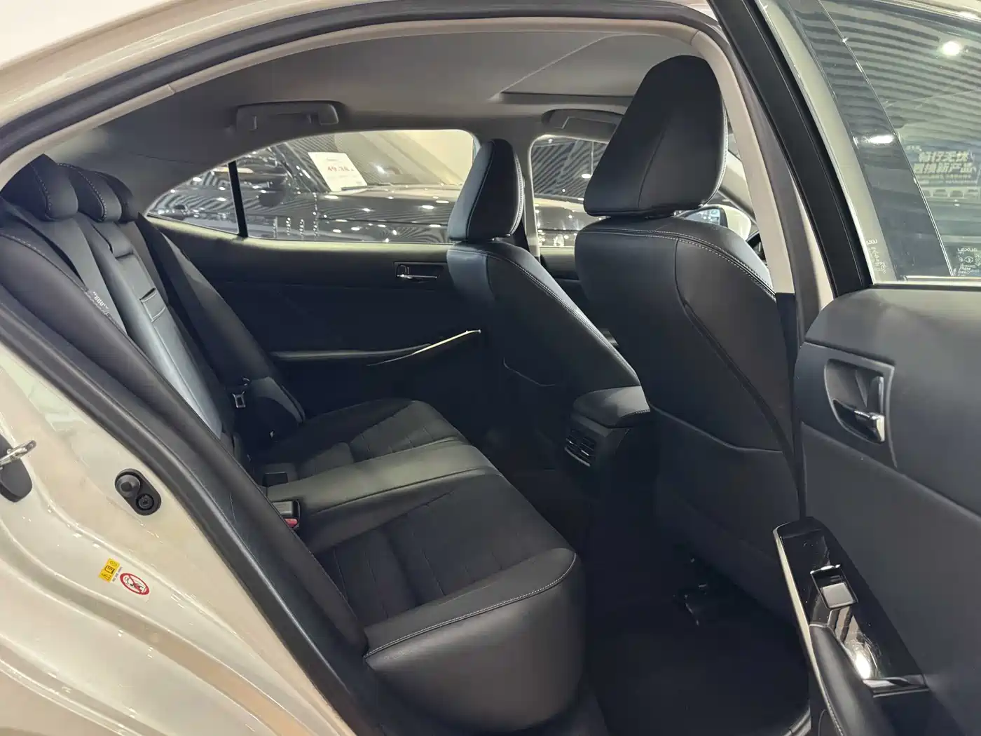 Lexus IS 2015 200t Leading Edition фото 10