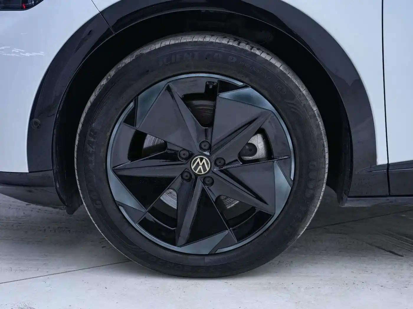 VOLKSWAGEN WITH THE CROWD 06