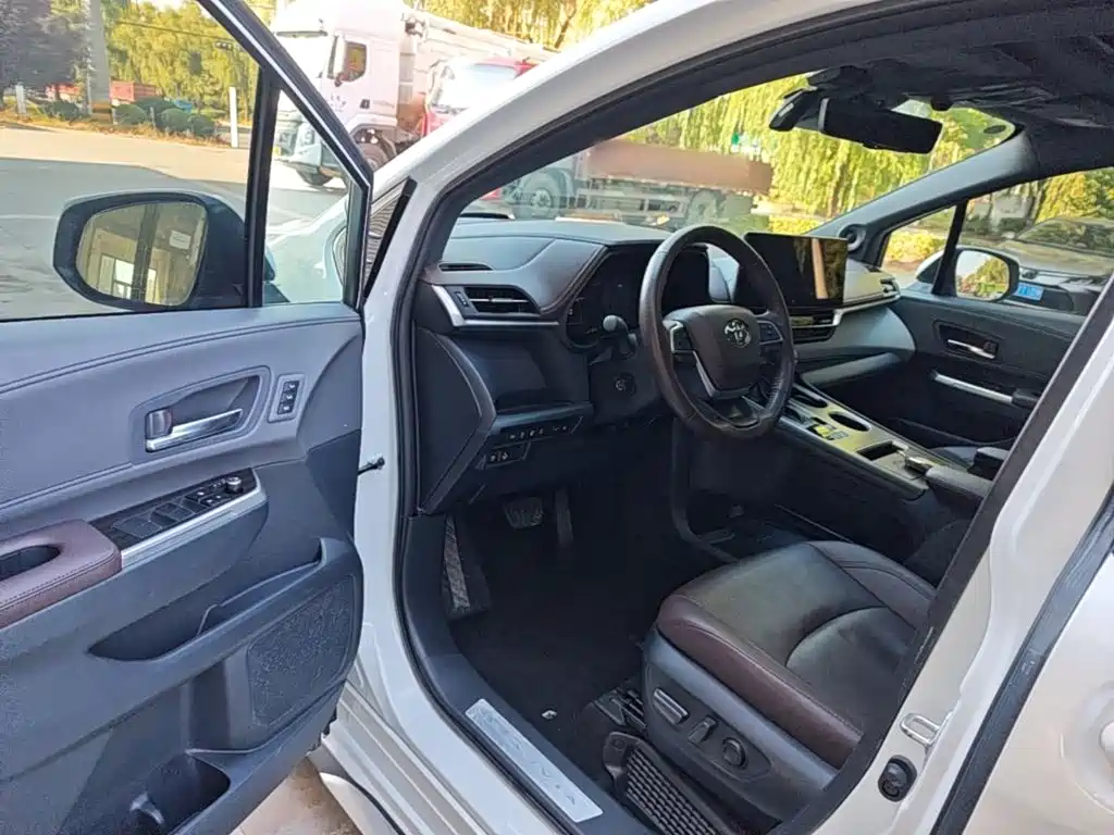 Toyota Granvia 2024 2023 2.5L Hybrid Flagship VIP Edition