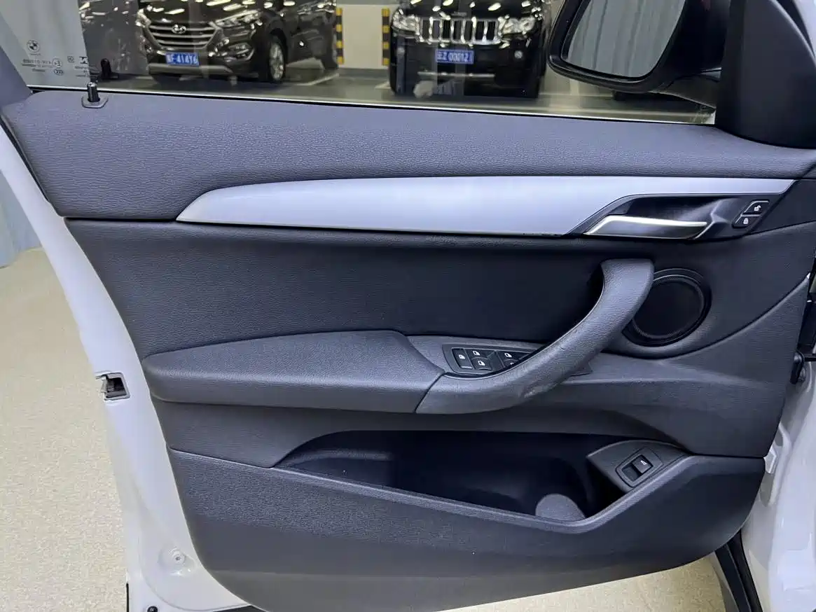 BMW X1 2018 sDrive20Li Leading Model фото 8