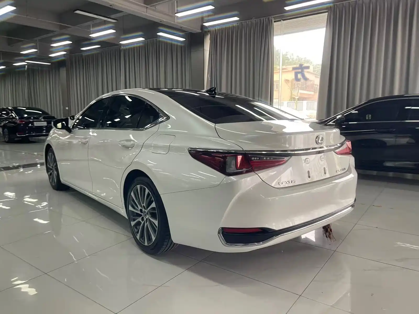 Фото 9 - Lexus ES
