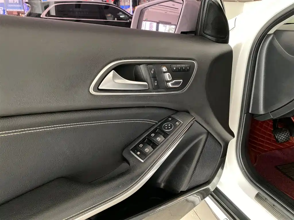Mercedes-Benz GLA 2017 GLA 200 Dynamic фото 18