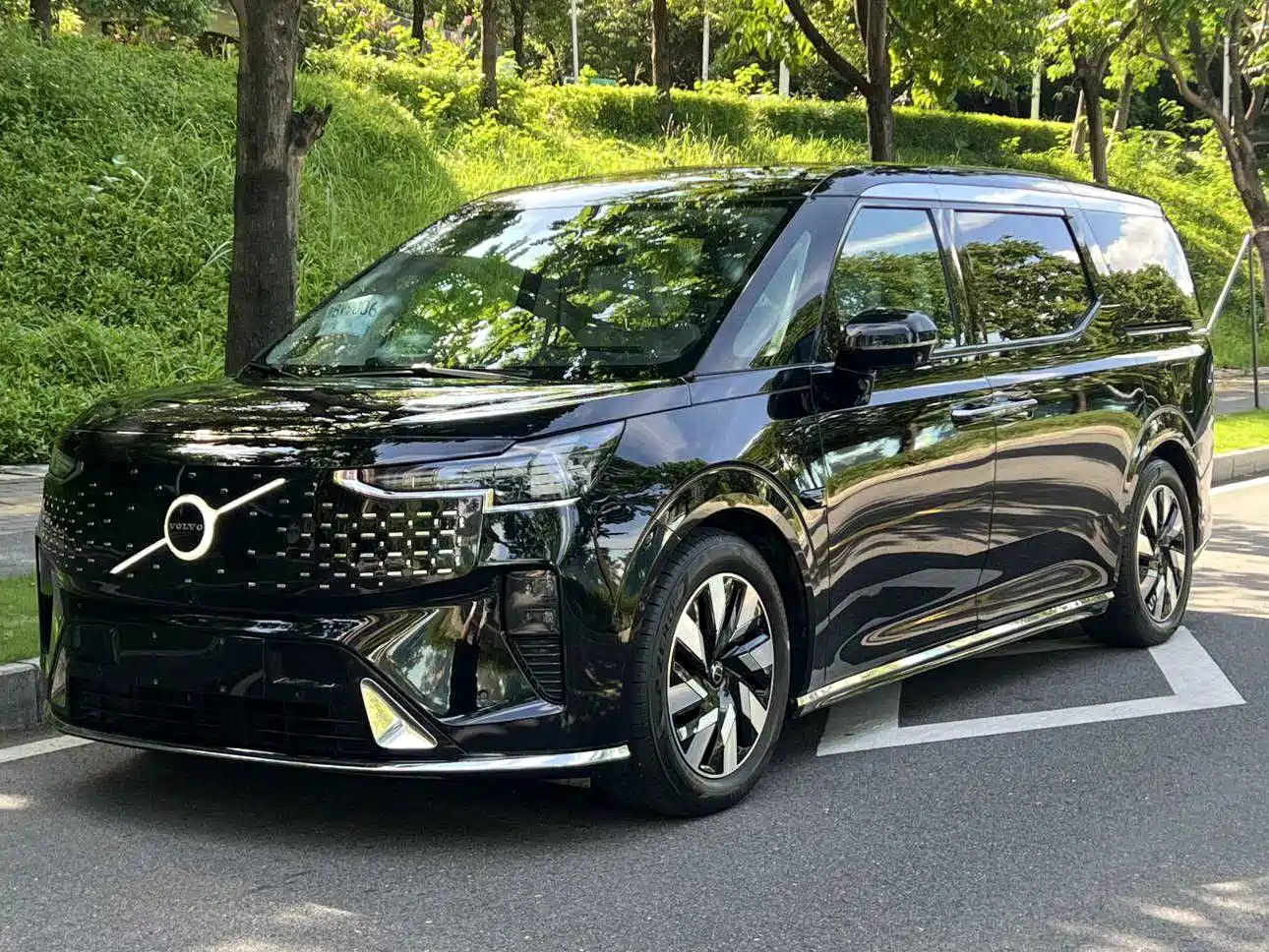 Volvo EM90