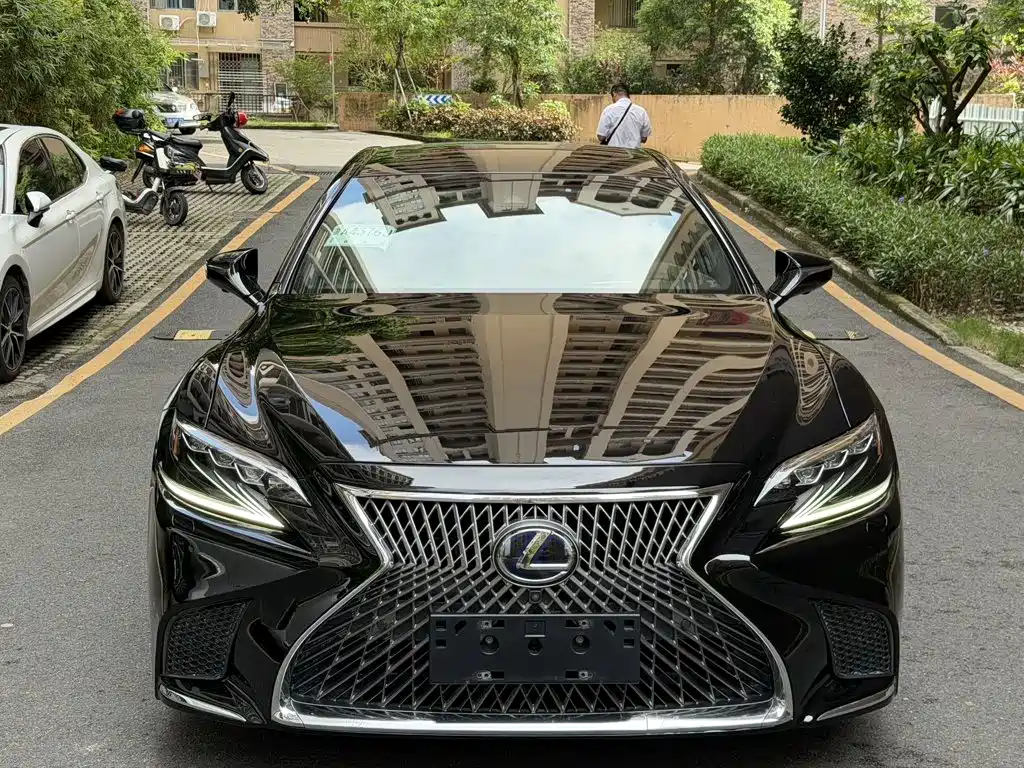 Фото 8 - Lexus LS