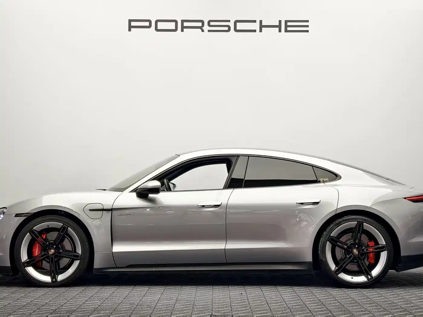 Porsche Taycan фото 6