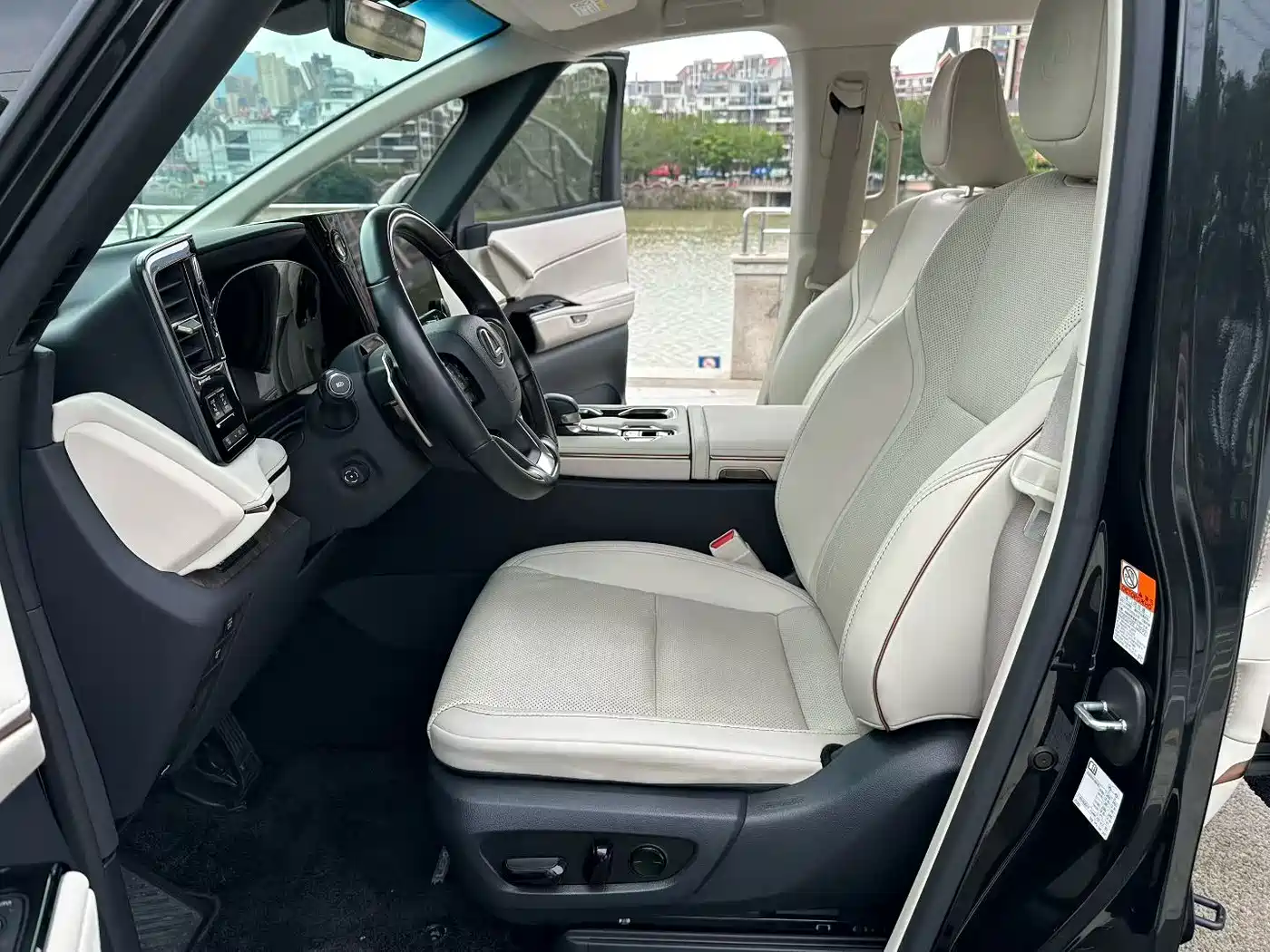 Lexus LM 2023 350h 7-Seater Elegance Edition фото 5