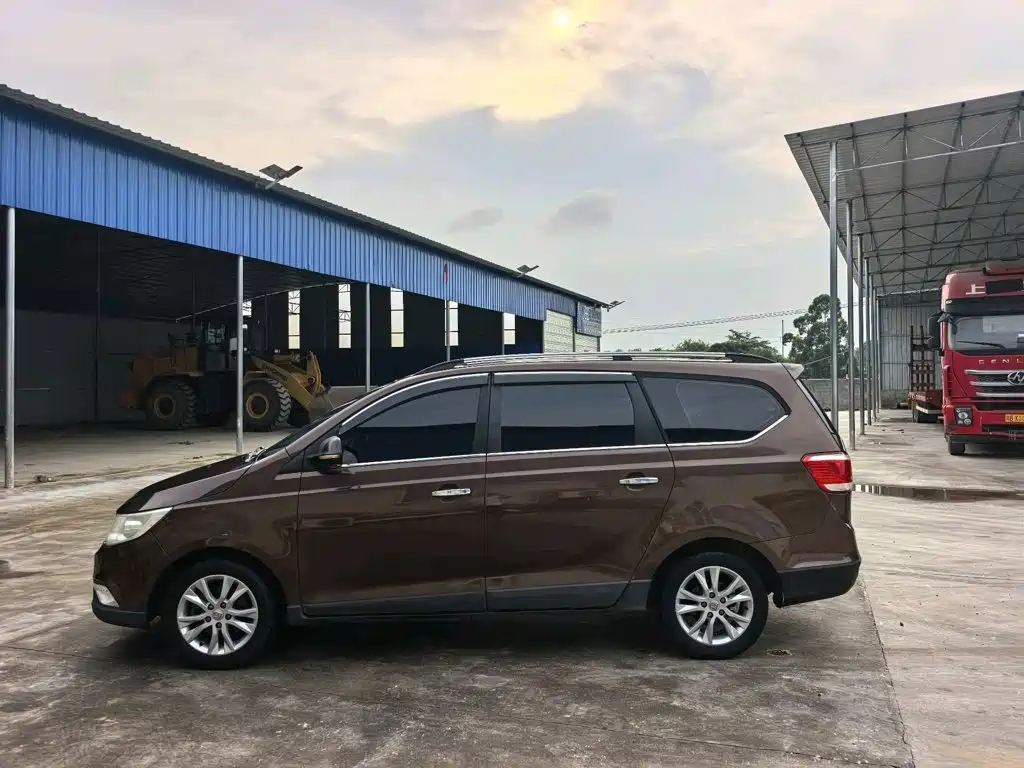 Baojun 730 2015 2015 1.8L Manual Luxury Navigation ESP Edition 7-seater