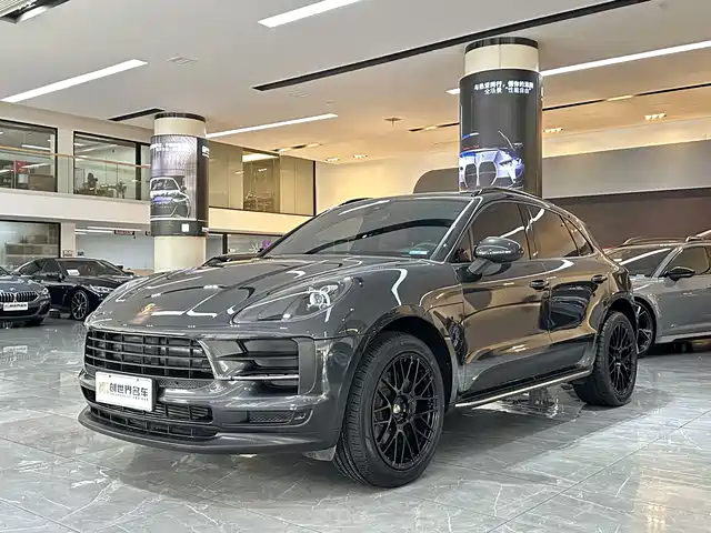 PORSCHE MACAN