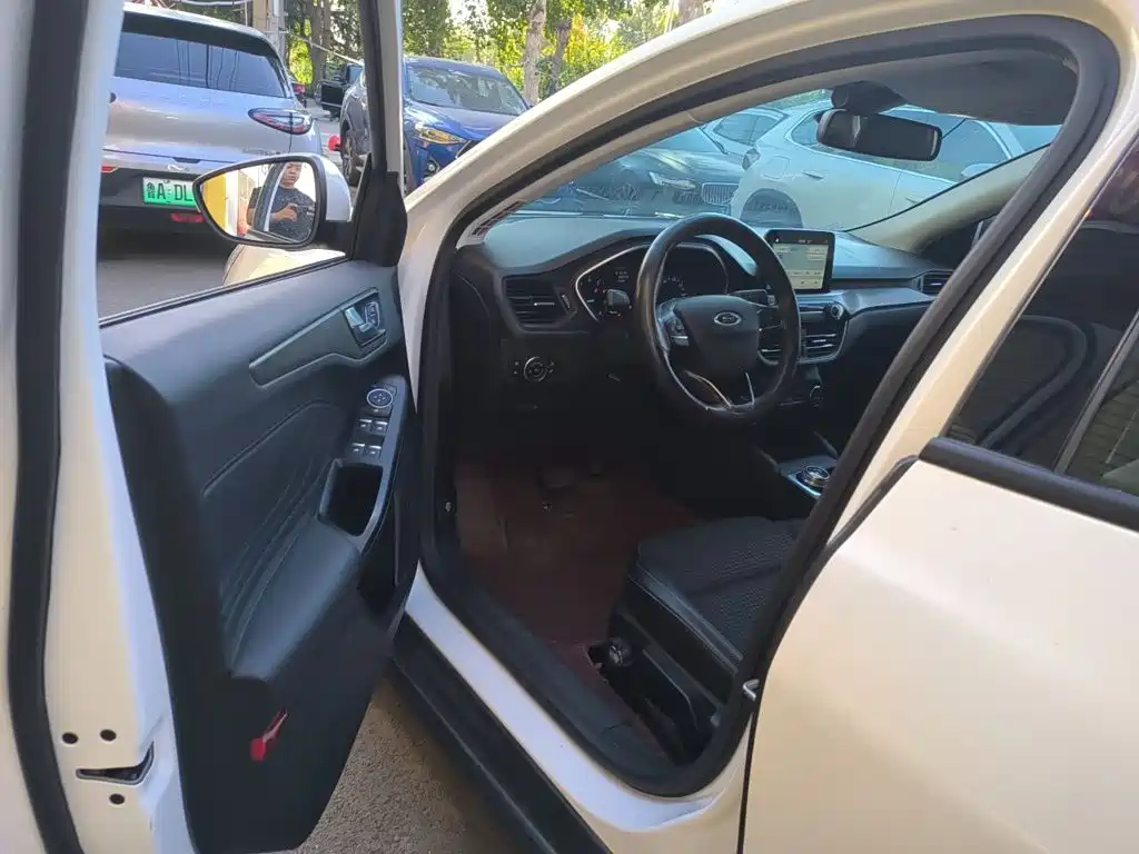 Ford Focus 2019 2019 Hatchback EcoBoost 125 Automatic Sharp Trend Edition China V