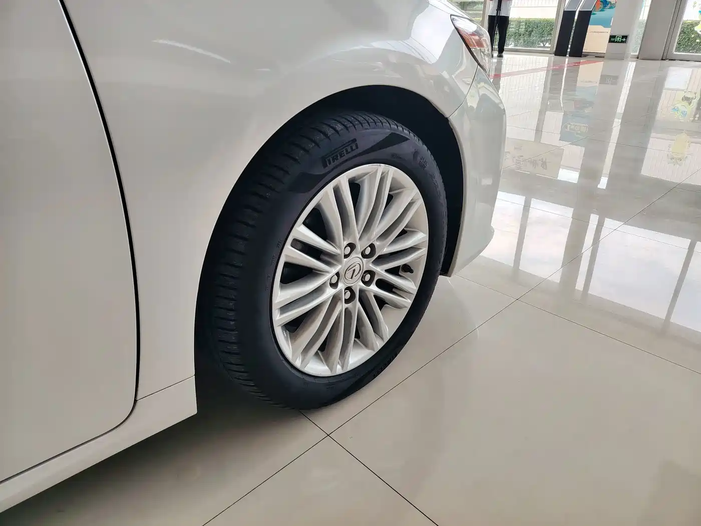 Фото 4 - Lexus ES