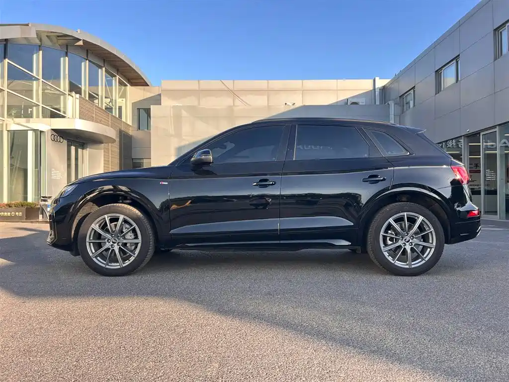 Audi Q5L 2023 40T Luxury Dynamic фото 3
