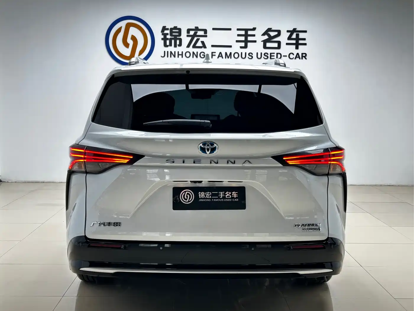Toyota Sienna 2024 2.5L Hybrid Platinum Edition фото 28