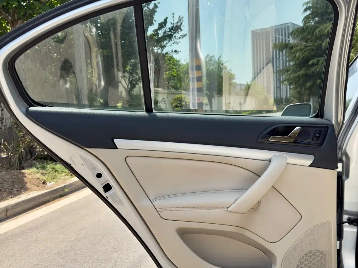 Škoda Octavia 2009 2.0L Automatic Yishi Edition фото 11