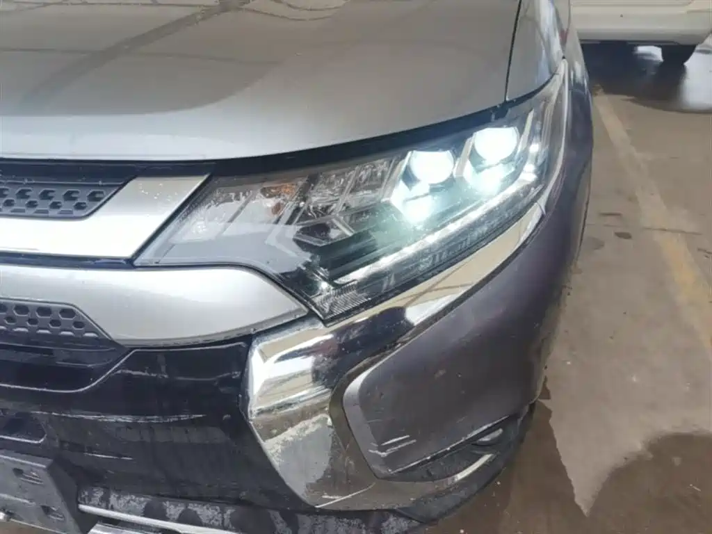 Mitsubishi Outlander 2019 2.4L 4WD Deluxe Edition 7-Seater China VI фото 24