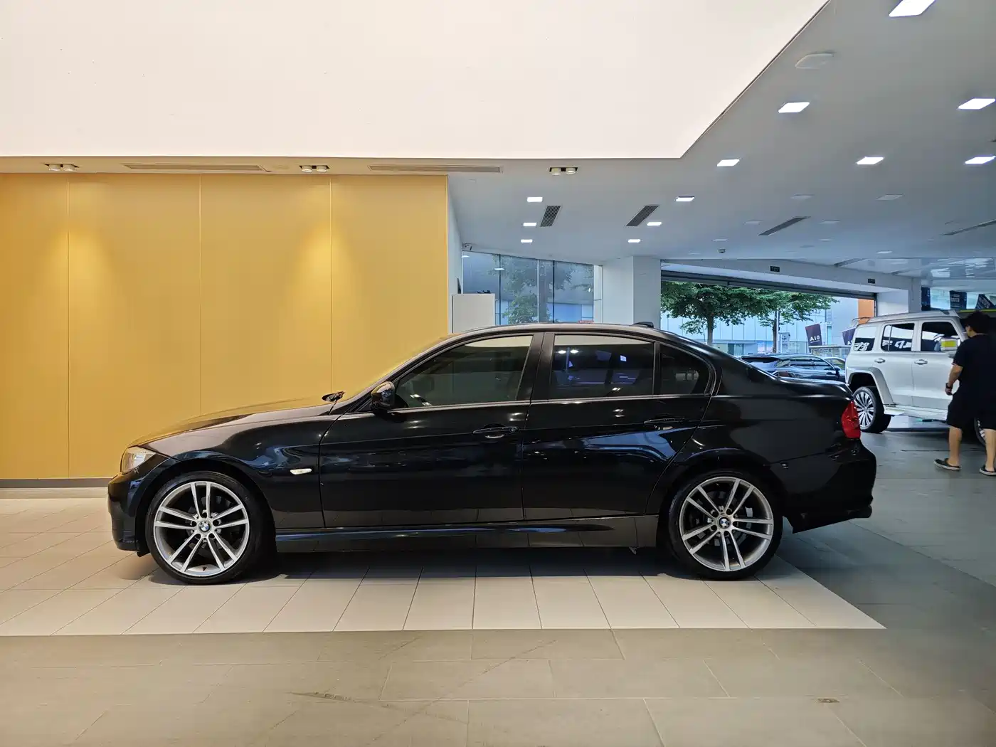 BMW 3 Series 2010 320i Luxury фото 7