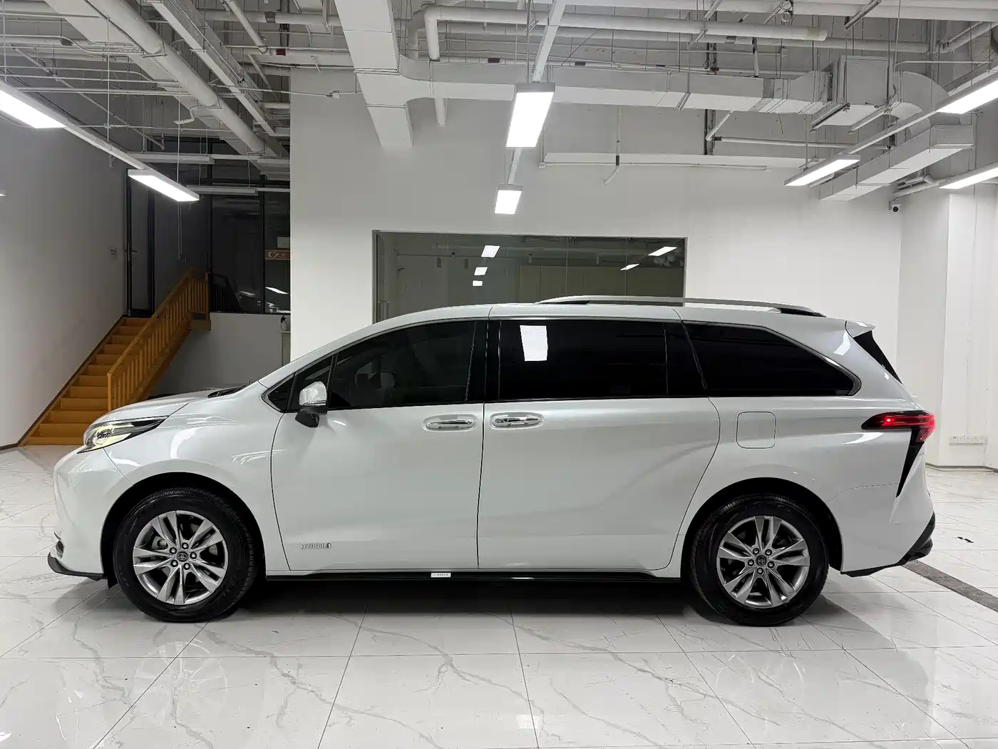 Toyota Sienna 2021 2.5L Hybrid Ultimate Edition фото 3