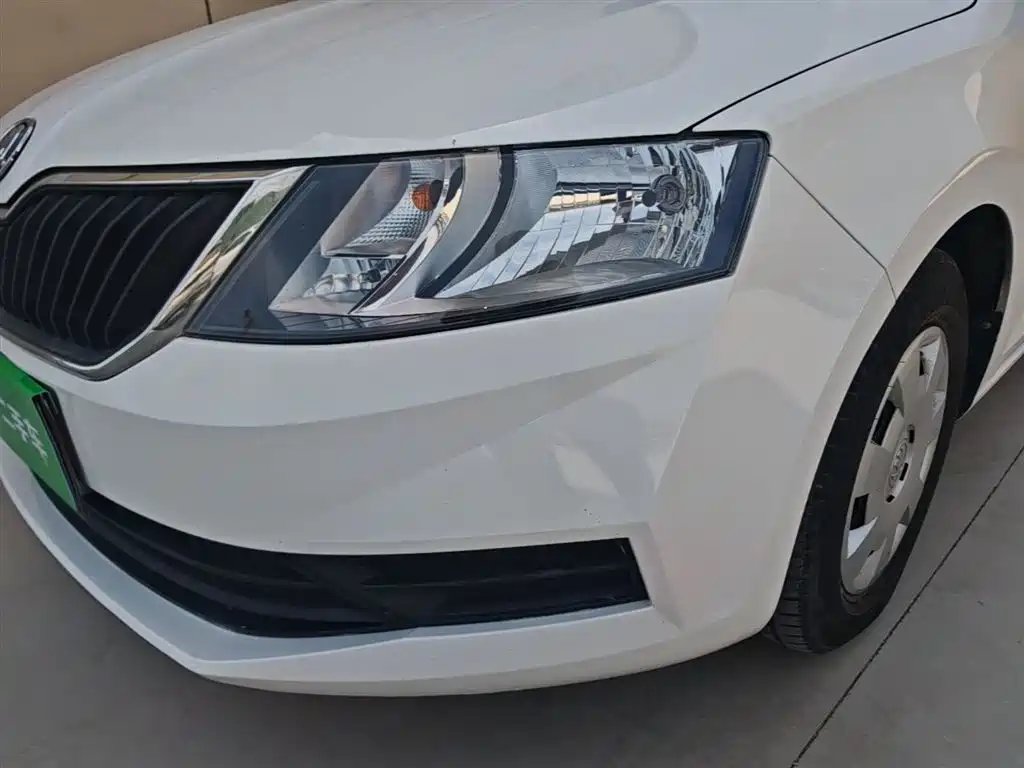 Škoda Rapid 2018 1.4L Manual Standard Edition фото 24