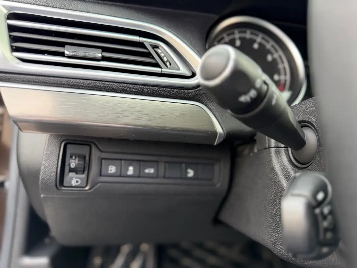 Peugeot 408 2015 Model 1.2T Automatic Luxury Edition фото 20