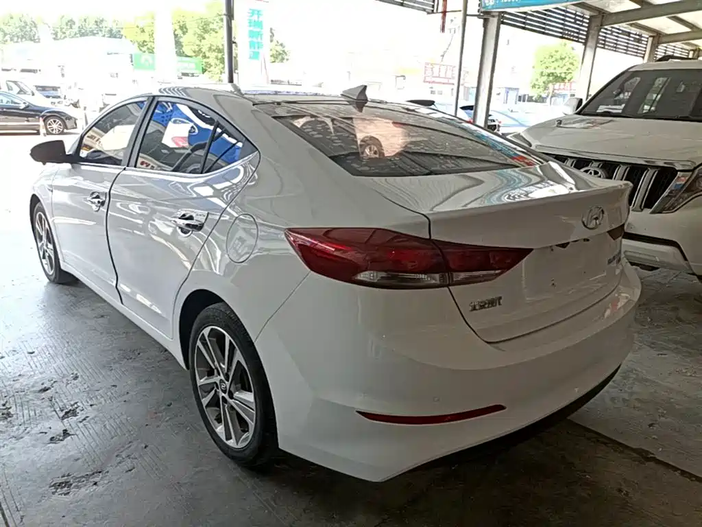 Hyundai Elantra 2016 Model 1.6L Automatic Smart Elite фото 5