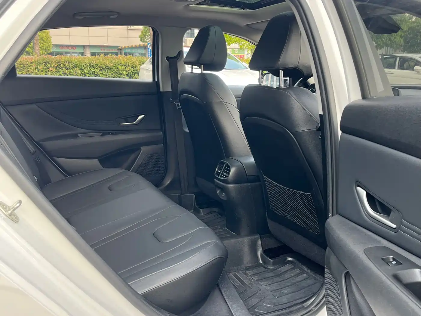 Hyundai Elantra 2023 Model 1.5L CVT LUX Premium Edition фото 11