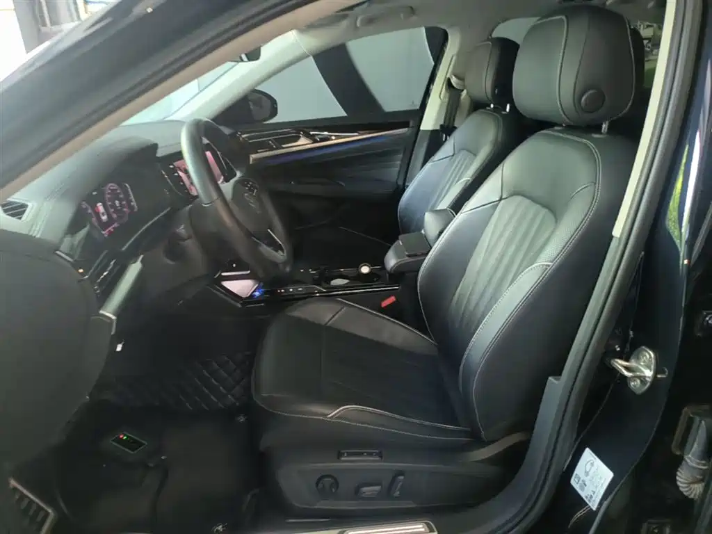 Volkswagen Passat 2022 330TSI Luxury Edition фото 15