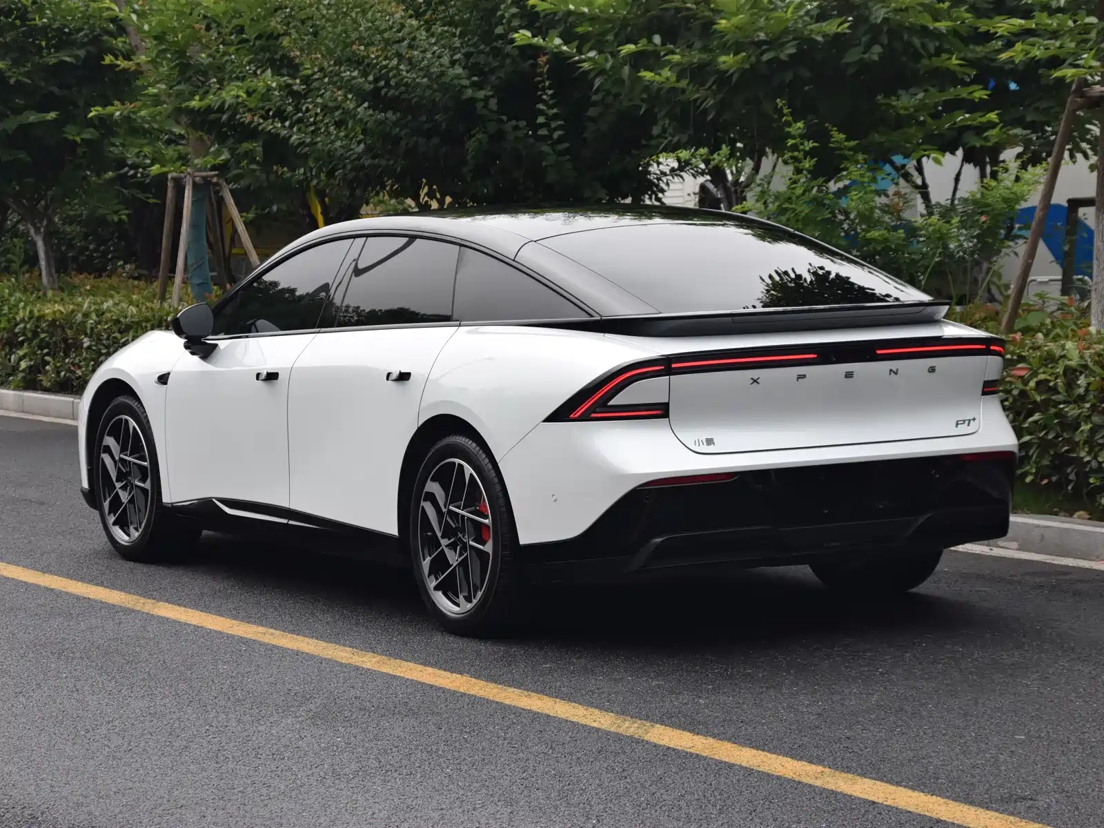 Фото 3 - XPeng P7+