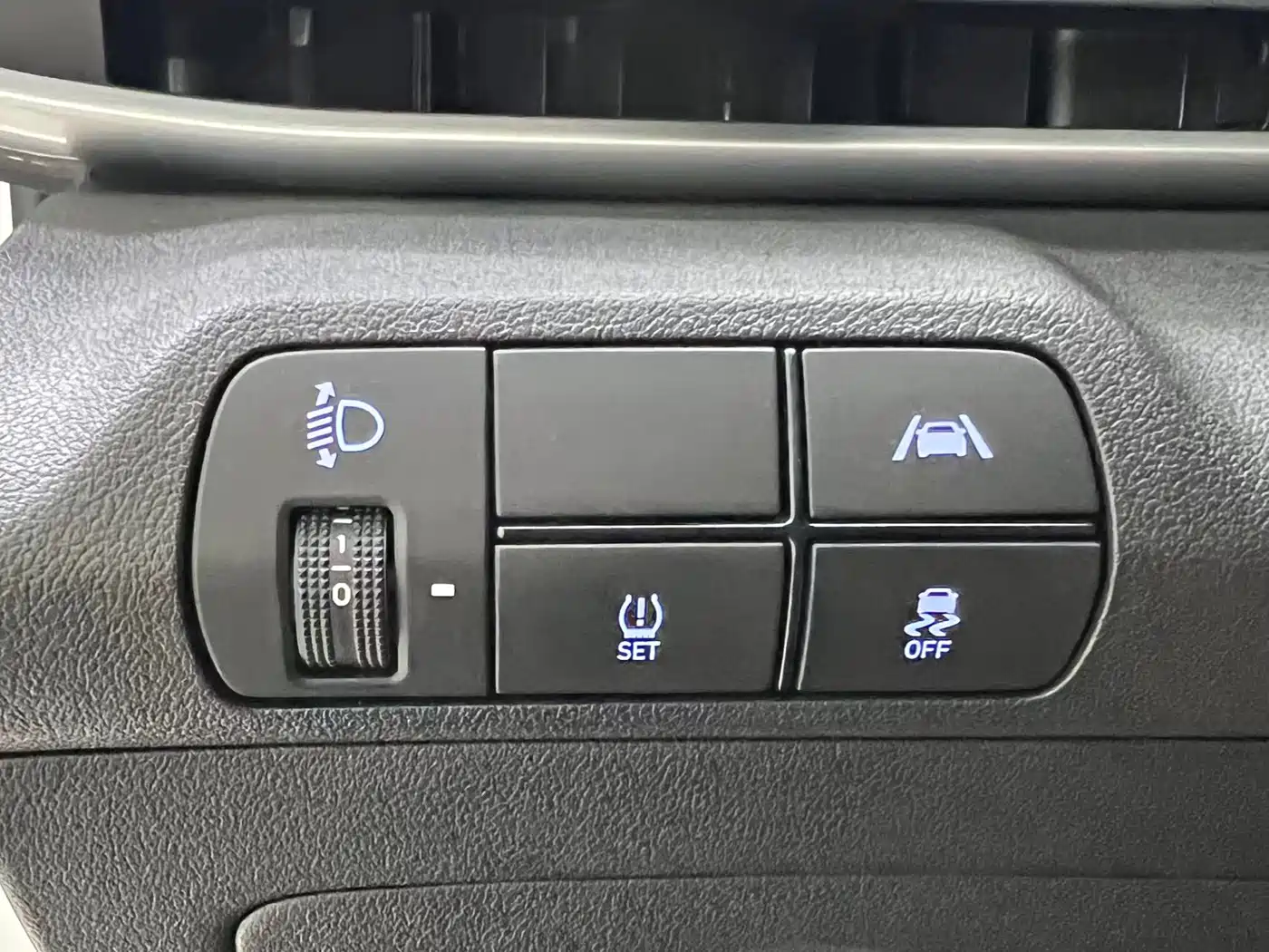 Hyundai Elantra 2022 1.5L CVT LUX Premium Edition фото 14