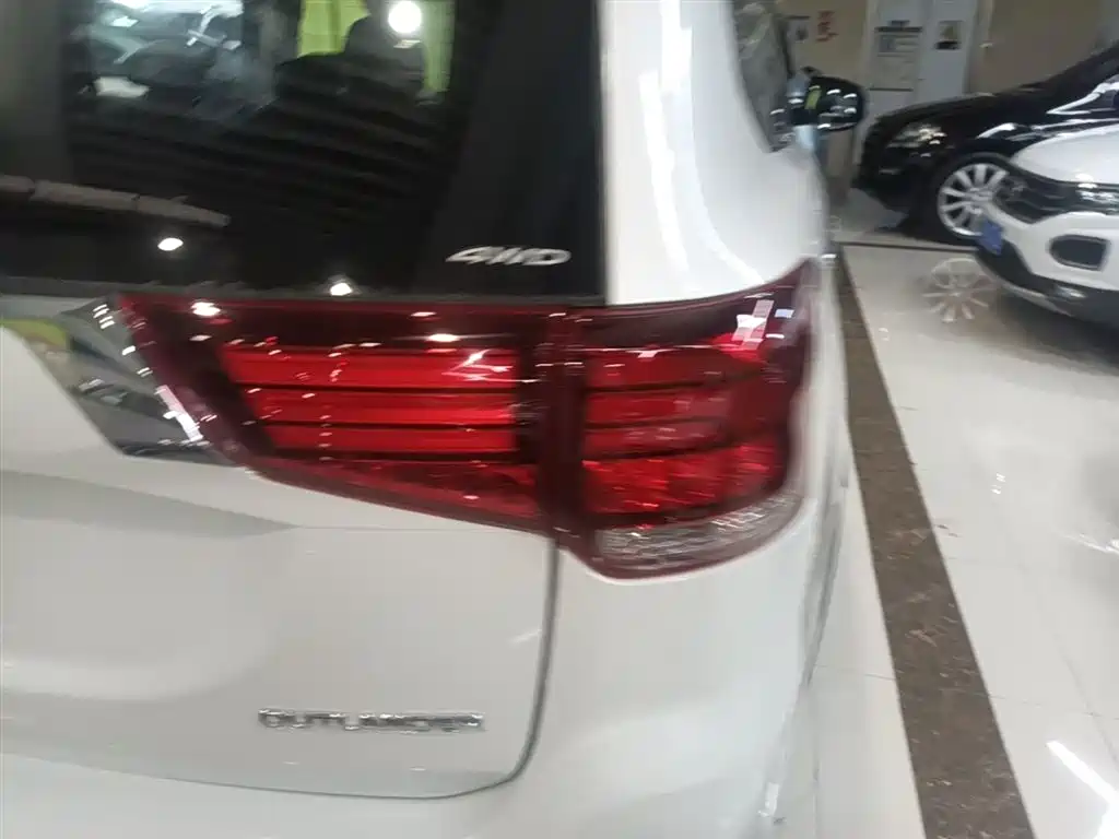 Mitsubishi Outlander 2019 2.4L 4WD Deluxe Edition 7-Seater China VI фото 8