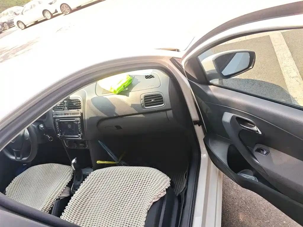 Volkswagen Polo 2014 1.6L Automatic Comfort Edition фото 21