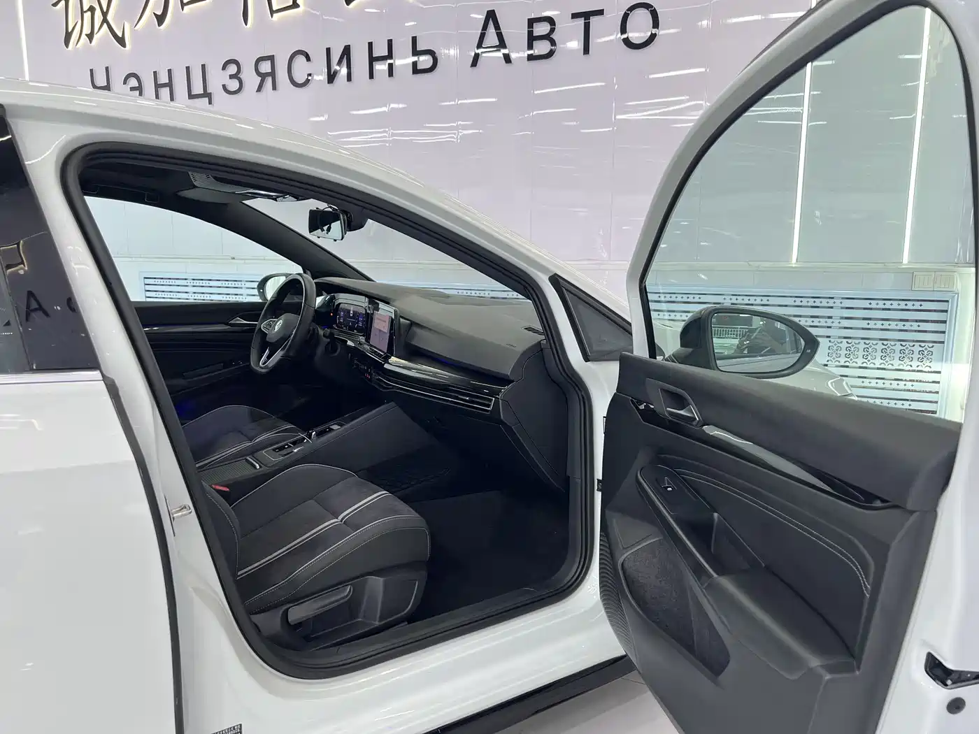 Volkswagen Golf 2023 280TSI DSG R-Line Lite фото 18