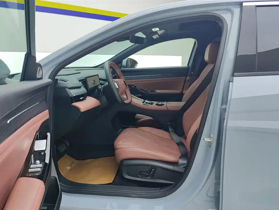 Geely Galaxy Galaxy L6 2025 EM-i 140km Explorer+ Edition фото 9