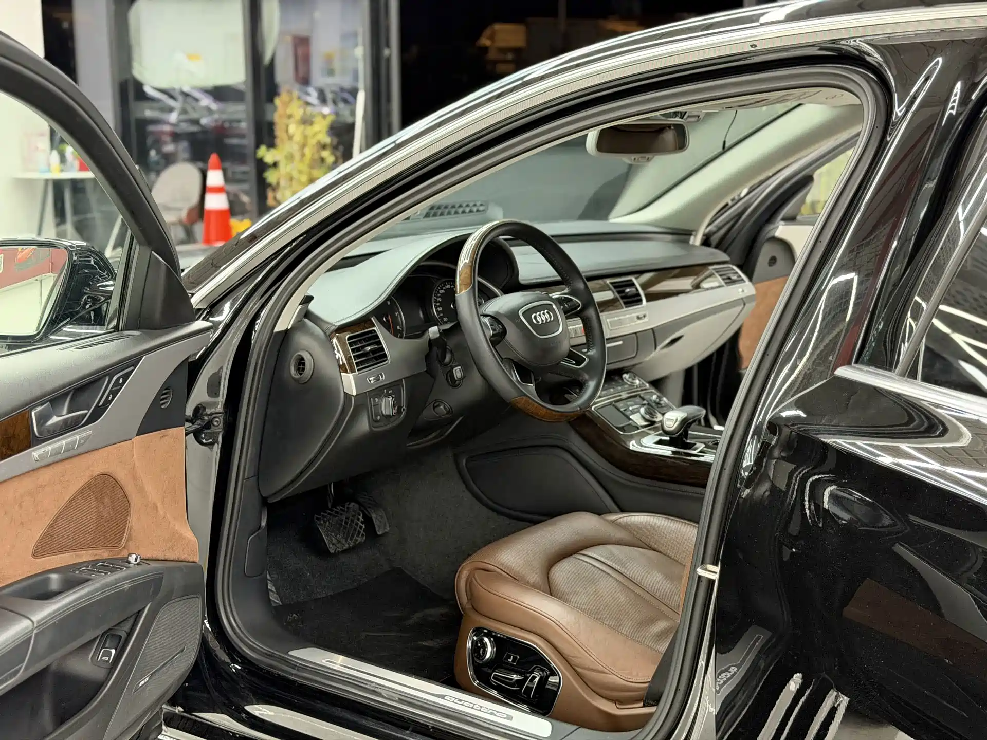 Photo 8 - Audi A8