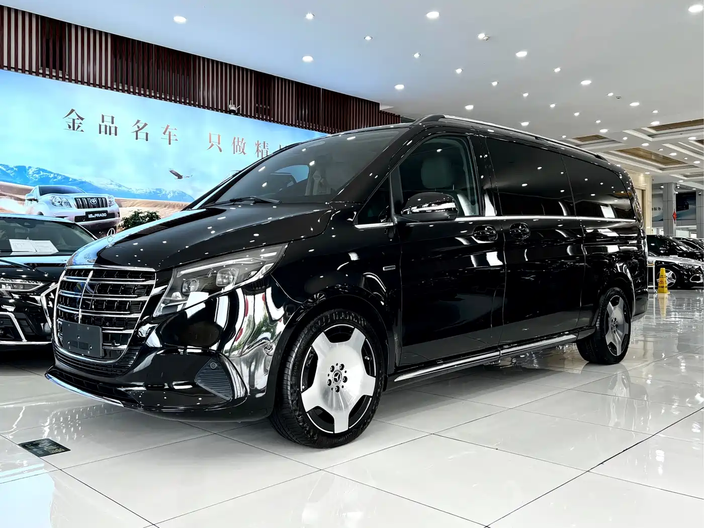 Mercedes-Benz V-Class 2024 V 300 L Long Wheelbase Luxury Edition фото 2
