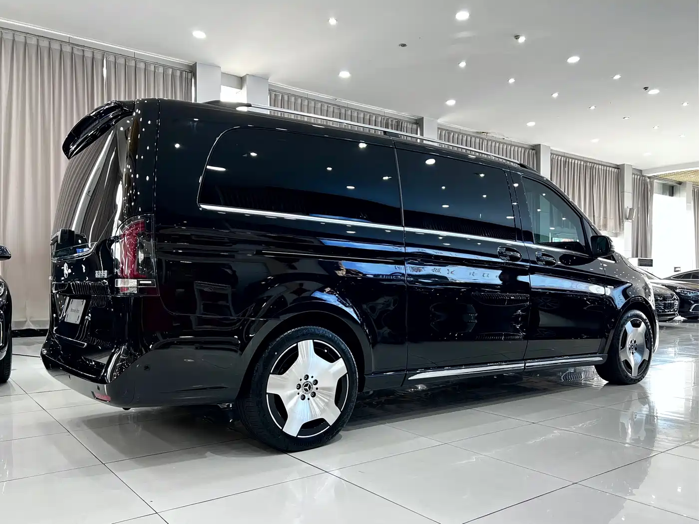 Mercedes-Benz V-Class 2024 V 300 L Long Wheelbase Luxury Edition фото 4