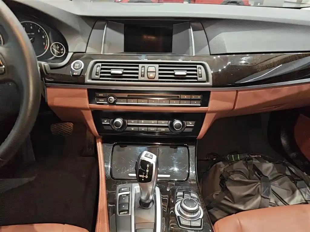BMW 5 Series 2014 525Li Leading фото 13