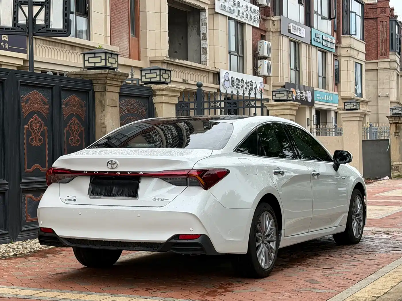 Photo 7 - Toyota Avalon